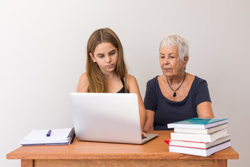 Criança estudando com avó