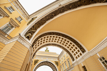 Obraz premium View on General Staff triumphal arch, Saint Petersburg, Russia. Architectural historical landmark.