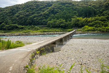 半家（はげ）沈下橋（高知県四万十川）