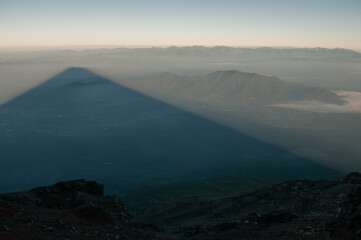 富士山山頂より望む南アルプスと影富士