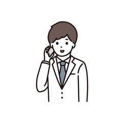 スマートフォンで電話をする男性薬剤師