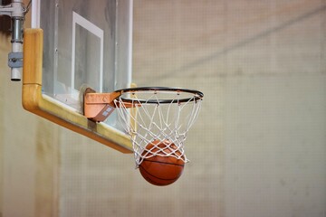バスケットボールのシュートが入る瞬間のバスケットゴール - obrazy, fototapety, plakaty