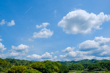 青空と雲　初夏の空　背景素材　5月　コピースペース