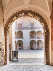 Dziedziniec na Wawelu o poranku z kr&oacute;żgankami