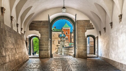 Przejście na dziedziniec na Wawelu