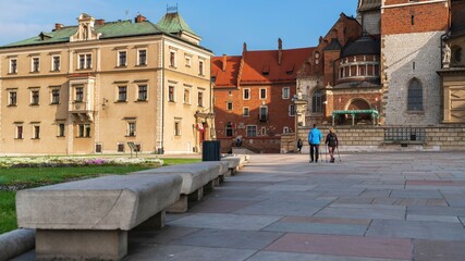 Widok na Wawel od strony katedry i wież o poranku na wiosnę
