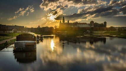 Widok na Wawel od strony Mostu Dębnickiego po wschodzie słońca © Michal45