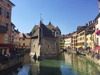 Fototapeta na wymiar Annecy city and canals in southeastern France