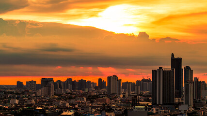 Obraz premium The high angle background of the city view with the secret light of the evening, blurring of night lights, showing the distribution of condominiums, dense homes in the capital community