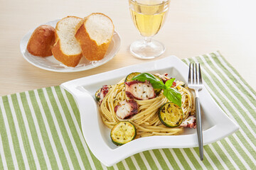 タコとズッキーニが入ったリングイネのジェノベーゼソース