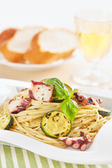 タコとズッキーニが入ったリングイネのジェノベーゼソース