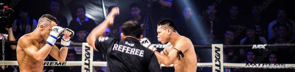 Wall mural Muay thai fighting in Bangkok in Thailand