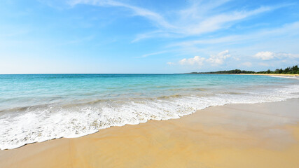 Fototapeta na wymiar tropical beach and blue sky in nature