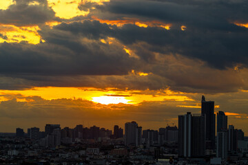 Obraz premium The high angle background of the city view with the secret light of the evening, blurring of night lights, showing the distribution of condominiums, dense homes in the capital community