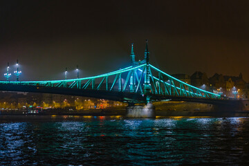 Obraz premium Illumination of the Liberty Bridge in Budapest at winter night