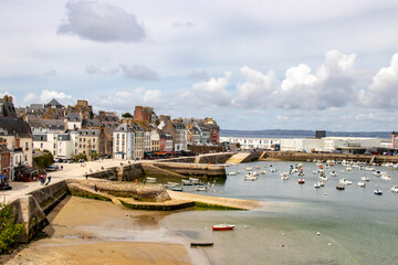 Fototapeta na wymiar Douarnenez. Panorama sur le port du Rosmeur à marée basse. Finistère. Bretagne 