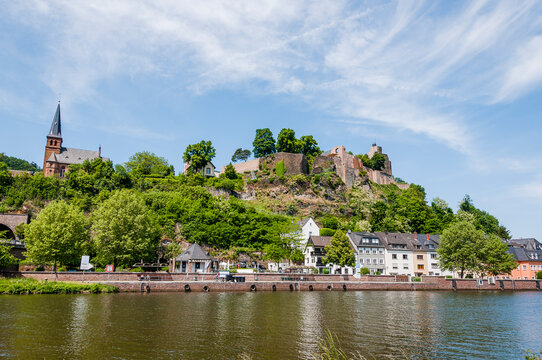 Saarburg, Saar, Fluss, Burg, Ruine, Kirche, Staden, Schiffsanlegestelle, Schifffahrt, Altstadt, historische H&auml;user, Altstadth&auml;user, Leukm&uuml;ndung, Leuckbach, Weinstadt, Rheinland-Pfalz, Deutschland