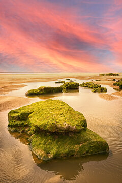 coucher de soleil sur une plage rocheuse