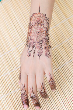 Easy and Beautiful Mehendi Design