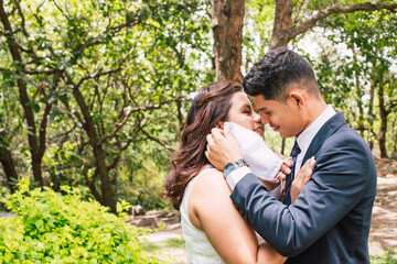 Fototapeta premium joven pareja de latinos en sesión romántica covid