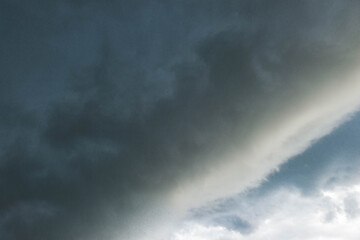 Fototapeta na wymiar Wał szkwałowy, chmura szelfowa. Czoło frontu atmosferycznego, zapowiedź burzy.