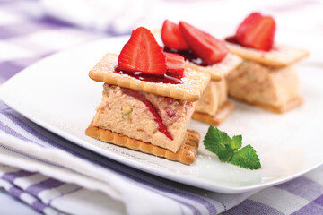 Sandwich with strawberry cream and pistachios (ph. Archivio Collection)