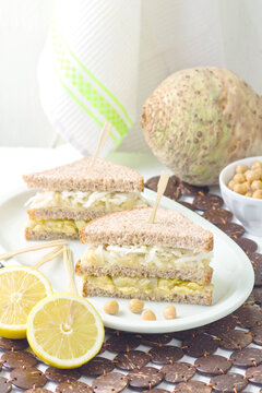 Club sandwich with chickpea hummus spicy endive and celeriac (ph. Archivio Collection)