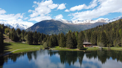 Fototapeta na wymiar lago di montagna laghetto alpino lago dei caprioli 