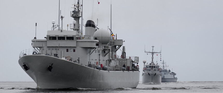 WARSHIPS -  Minehunter squadron swimming on the sea 