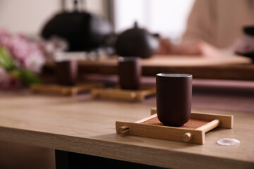 Plakat Cup for traditional tea ceremony on wooden table
