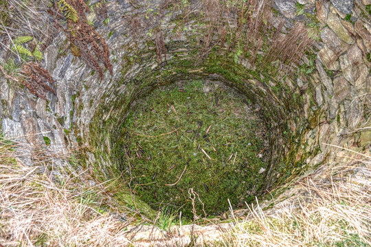 Gaimberg, Osttirol, Wolfsgrube, Relikt, Historisch, Gitter, Kuppel, Rost, Eisen, Schutz, Fallschutz, Jagd, Jagdmethode, Wolf, gef&uuml;rchtet, Schadwild, Grube, tief, Stein, Steinmauer, Steine, fallen, Fal