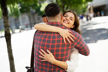 Obraz premium Happy young couple outdoors. Loving couple walking in the city
