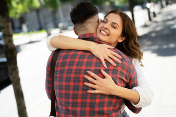 Obraz premium Happy young couple outdoors. Loving couple walking in the city