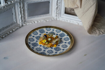 delicioso postre con frutas, gelatina y flores comestibles en un plato sobre la mesa