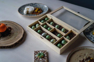 Bombones artesanales en una caja de madera