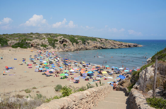 Calamosche beach is located between the archaeological remains of Eloro and the wildlife oasis of Vendicari. In 2005 it was awarded by the Blue Guide of Legambiente as the most beautiful beach