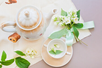 Juego de café clásico junto a flores de azahar