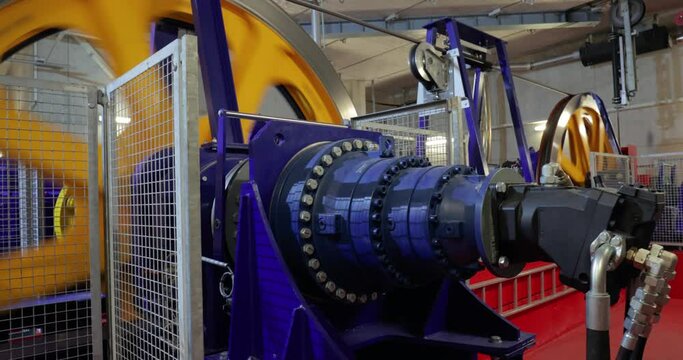 Industrial flywheel spinning for a cable lift machinery