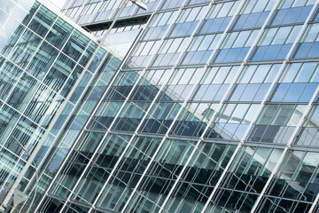 Teil einer Glasfassade eines Hochhauses
