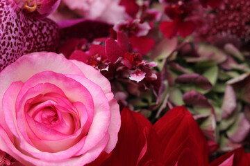 ピンクのバラのフラワーアレンジメント
