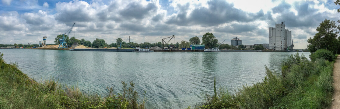 Hafenanlagen am Wesel-Datteln-Kanal in Dorsten