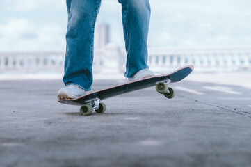 Fototapeta na wymiar Skateboarder skateboarding on city