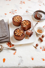 Little cheesecakes with bananas chocolate and hazelnut crumble (ph. Marianna Franchi)