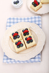 Little cheesecakes with fruit and wafer biscuits (ph. Archivio Collection)