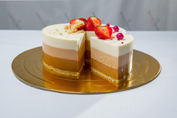 Round caramel cake with strawberries 