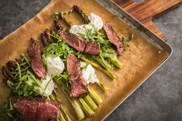 Gerösteter grüner Spargel mit medium rare Rinder Steak Streifen, Rucola, Büffel Mozzarella und...