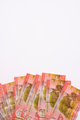 Billetes de mil colones a un lado en fondo blanco