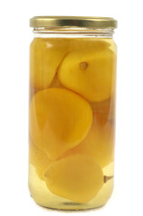 Bocal de citrons confits en gros plan sur fond blanc