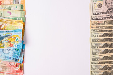 Grupo de billetes en dólares y colones en una desde arriba 