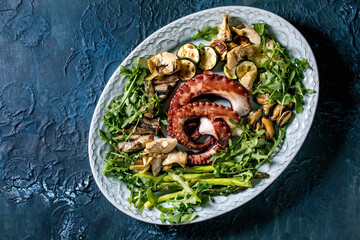 Coocked grilled tentacles of octopus, sardines and mussels